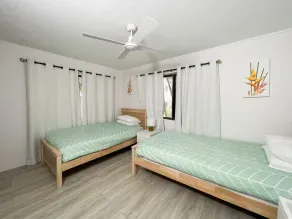 4 Seaward - 3 bedroom unit directly opposite the beach - Image 5