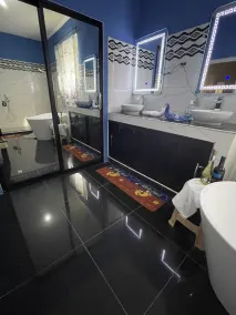 1 King bed, cable tv , wifi mini fridge stocked with welcome beer - Image 3