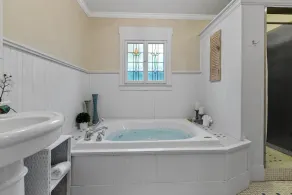 Reizend Haus 2 Bedroom Home by RedAwning - Image 3