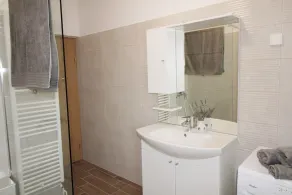 Cozy 3-Bedroom Haven, Perfect for 5, With Parking Space - Image 4