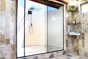 Small self-catering bungalow - Image 3