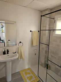 Appartement parfaitement situé et rénové dans un complexe fermé avec piscine et jardin - Image 2
