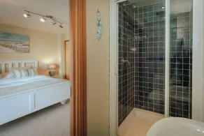 Silver Strand - stunning marina views, stylish design, parking & 3 bathrooms! - Image 4