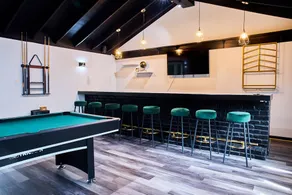 Dee's Lounge, Your Relaxation Oasis - Image 2