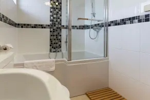 Modern, luxury bungalow - perfect for families or friends to relax! - Image 4