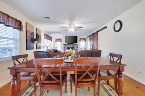 Stunning Lakefront, 1 King, 3 Queens, 3 Double Beds - Image 4
