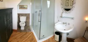 Stort århundrade gammalt hem med organisk vingård. Mycket privat med fantastisk utsikt. - Image 3