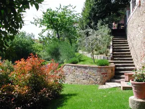 Smukt studie beliggende i en park med privat have, swimmingpool, parkering - Image 4