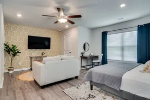 The Jensen: King Bed - Fast WiFi - 55” Smart TV - Washer & Dryer - Image 4