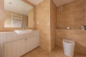 Et vidunderligt rummeligt, fire-værelses hus, der tilbyder moderne, veludstyret indkvartering kun få minutters kørsel fra Brancaster-stranden. Huset har en lukket have på bagsiden, og et haverum med døre til dækket område, som giver - Image 4