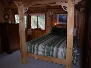 Une cabane de montagne avec un décor occidental au bord du lac Echo / cathédrale. - Image 4