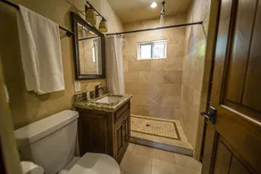 Tropical Villa. Pool & Hot Tub. 5 Minutes to Beach or Downtown! - Image 4
