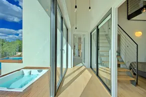 Villa moderna con piscina riscaldata, idromassaggio, campo da pallavolo e calcetto - Image 2