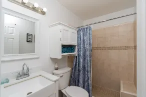 Updated modern 3bedroom 1king 2 queen 1restroom - Image 2