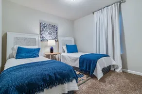 Spacious/open 4 bedroom 3 bath with office - Image 5
