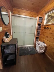 Waterside Cabin GREAT Fishing, 4 beds, 2 Kayaks Gated WI-FI parking Washer Dryer - Image 4