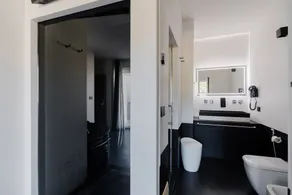 Holiday Home 'Suite Black and White' with Balcony, Wi-Fi & Air Conditioning - Image 4