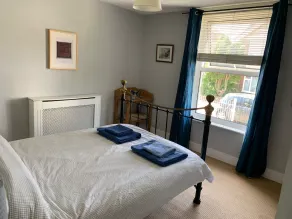 Two minutes from beach. Cosy pet-friendly cottage in cool location with garden. - Image 4