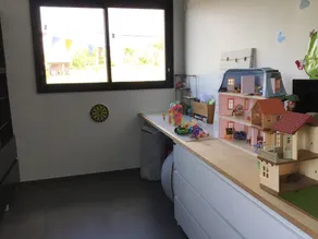 family home with pool - Image 2