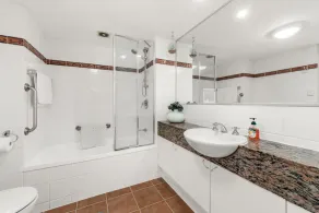 RIESIGER PRIVATER SICHERER HOF MIT WASSERANSICHT - Image 4