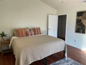 Cozy Home With Sunroom - Image 5