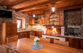Beautiful Home In Vid - Image 2