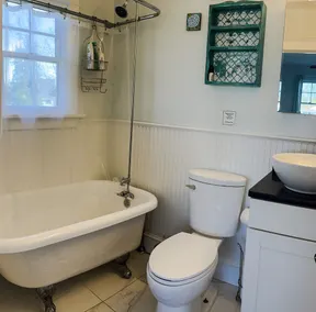 Cozy Greenport village cottage - Image 3