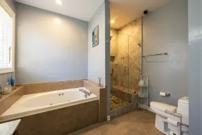 Family-friendly single home/Walking distance to shopping center and restaurants  - Image 5