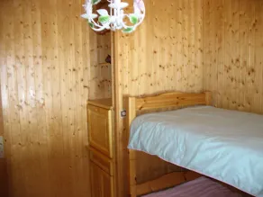 En el borde del bosque, tranquilo, acogedor chalet de madera - Image 4