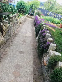 Jardin privé unique sur une falaise avec cabane en rondins - Image 4