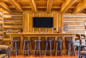 Spectacular Log and Timber Frame Retreat - Image 2