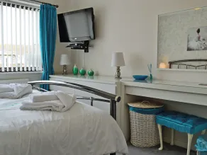 2 bedroom accommodation in Towyn, near Rhyl - Image 3