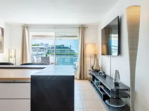 3-Room Luxury Apartment with Pool and Sea View Steps from the Beach - Image 2