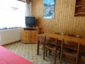 Cozy 6-Person Apt at Ski Base, Hiking Trails, 2-Star Rating, Parking, Wi-Fi Options - Image 5