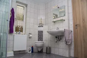 Villetta con grande proprietà recintata direttamente sul canale - recentemente rinnovata! - Image 4