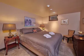 Amazing All-Season, Private Lakefront Retreat! - Image 4