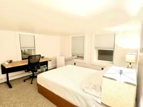 Beautiful Downtown 3 Bedroom 1 & 1/2 Bath/ High Speed Internet/ Cable / Desk - Image 5