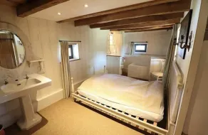 Unusual dwelling (former pigsty) - ALL IN - Image 4