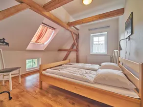 Spacious Mountain Retreat - Image 5