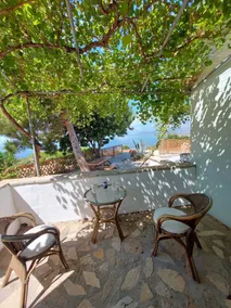 Beautiful house located on a hill in Samos Island, 400 m from an organized beach - Image 4