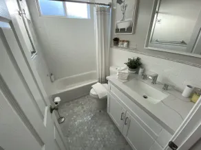 *Cali King Bed * Bright Natural Light * Tall Ceilings * Full Kitchen * Balcony - Image 4