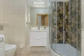 Spacious Apartment | Parking | Workspace - Image 2