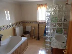 Haus in ruhiger Lage mit traumhaftem Bergpanorama und großem Pool - Image 4