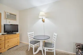110 Deluxe Studio Queen on the 1st floor w/ outdoor heated pool - Image 2
