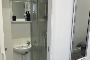 1 Bed Studio - Sleeps 2 - Smoking - Parking - Wifi - Image 2