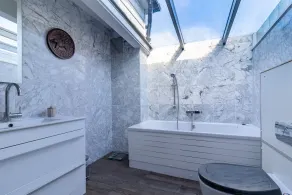 Unique Wroxham holiday cottage on River Bure. Sleeps 10. Includes boat & hot tub - Image 4