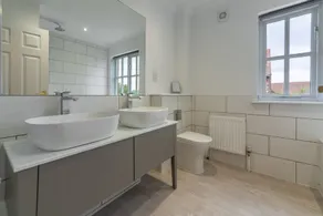Une propriété bien proportionnée et élégamment meublée, avec parking privé. - Image 4