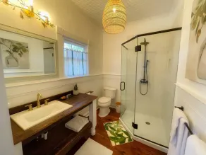 Hummingbird Cottage with Park Views, Pet-Friendly - Image 2