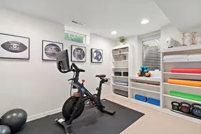 \"Chic Retreat\" w/Home Office & Gym by Roxy Rentals - Image 2