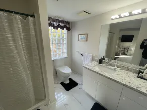 Walk to beach, shopping. Private room with bathroom, close to shopping, hiking - Image 2